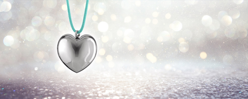 Le temps et l'or: Le pendentif coeur acier avec son cordon bleu ciel à 14 euros