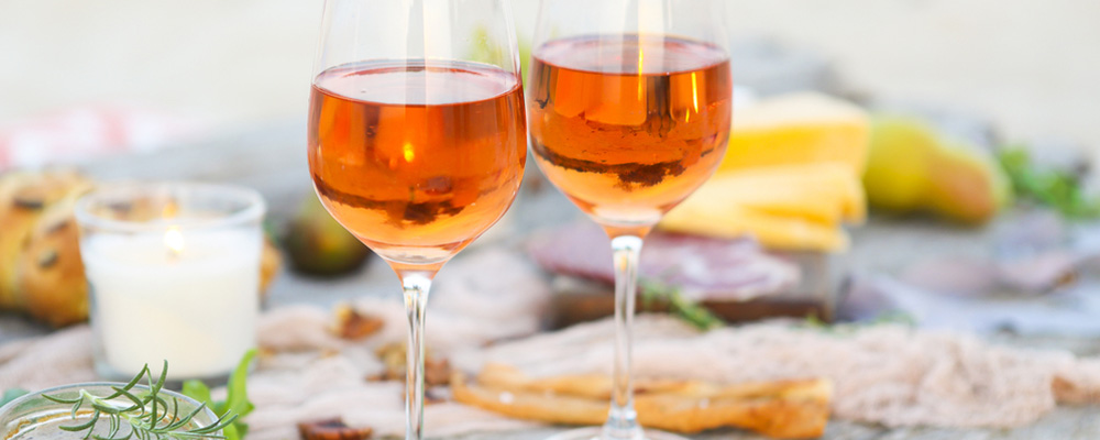 Les glycines d'antan: un verre de vin offert (sélectionné par votre commerçant)